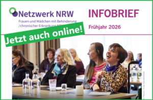 Titelbild vom Infobrief: Das Logo vom Netzwerk Frauen und Mädchen mit Behinderung / chronischer Erkrankung NRW, Infobrief Frühjahr 2026, mit einem Foto vom Plenum im Februar 2026. Zu sehen sind Frauen, die an Tischen sitzen, und nach vorn schauen. eine junge Frau im Leo-Pulli lacht direkt in die Kamera . Hinter ihr sind die Griffe ihres Rollstuhls zu sehen.