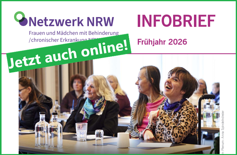 Titelbild vom Infobrief: Das Logo vom Netzwerk Frauen und Mädchen mit Behinderung / chronischer Erkrankung NRW, Infobrief Frühjahr 2026, mit einem Foto vom Plenum im Februar 2026. Zu sehen sind Frauen, die an Tischen sitzen, und nach vorn schauen. eine junge Frau im Leo-Pulli lacht direkt in die Kamera . Hinter ihr sind die Griffe ihres Rollstuhls zu sehen.